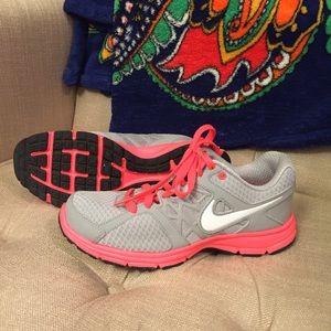 LIKE NEW Nike shoes!