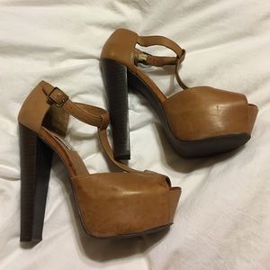Steve Madden Dyvine t-strap sandals size 6