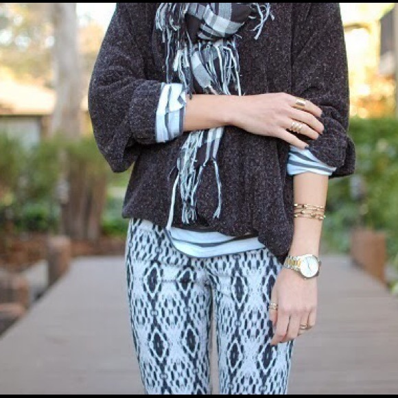 H&M Pants - Like NEW H&M Aztec print black and white pants H&M Pants - Like NEW H&M Aztec print black and white pants
