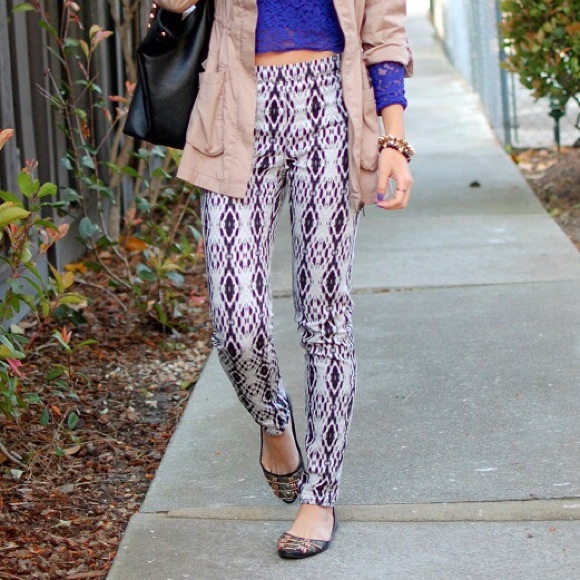 H&M Pants - Like NEW H&M Aztec print black and white pants H&M Pants - Like NEW H&M Aztec print black and white pants