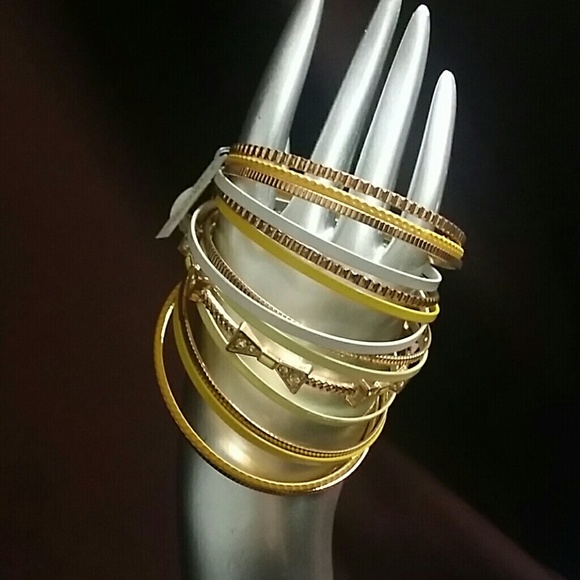 Jewelry - Bracelets gold tone set