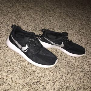 Womens Black Roshe one!!!