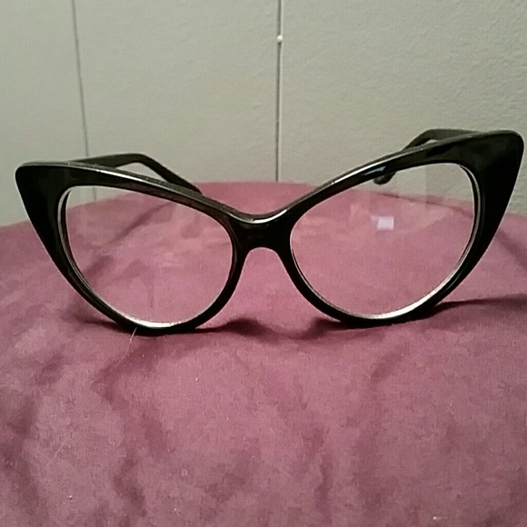 Women's vintage cat-eyed framed glasses