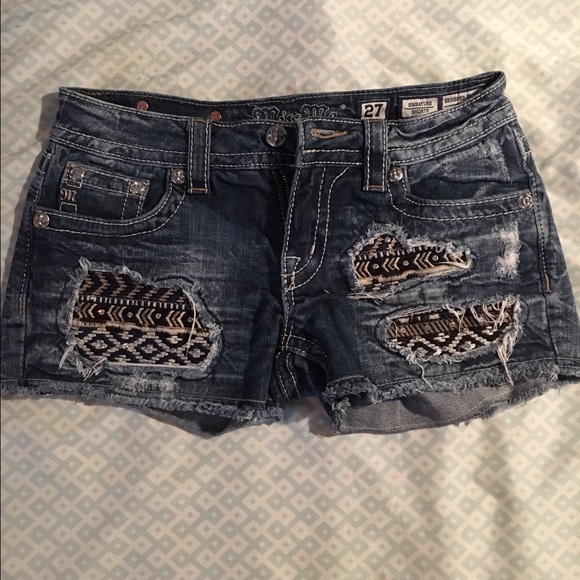 🚨🚨FLASH SALE🚨🚨Buckle jean Shorts!!