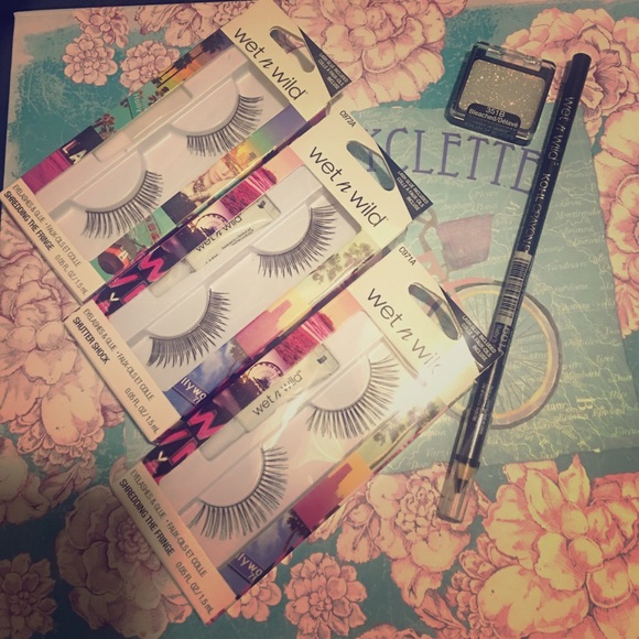 Eyelashes ,glitter eyeshadow and eyeliner