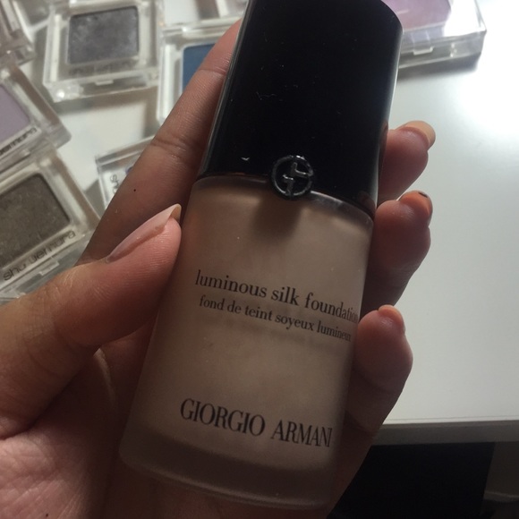 Luminous silk foundation