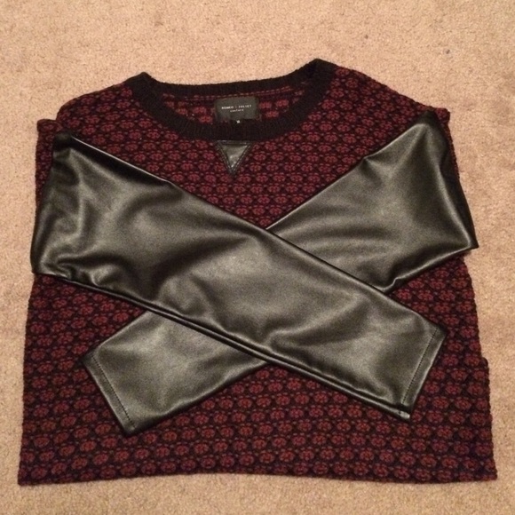 Black and red sweater - Picture 1 of 2