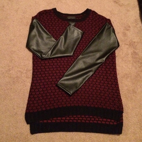 Black and red sweater - Picture 2 of 2