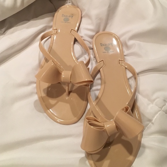 Dizzy Shoes - Nude glossy bow sandals