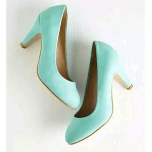 Chase & Chloe Faux-Suede Classic Heel in Mint, 8