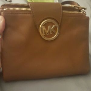 Michael kors crossbldy. Brown leather.