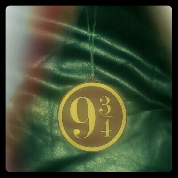 Official Warner Bros. 9 3/4 luggage tag