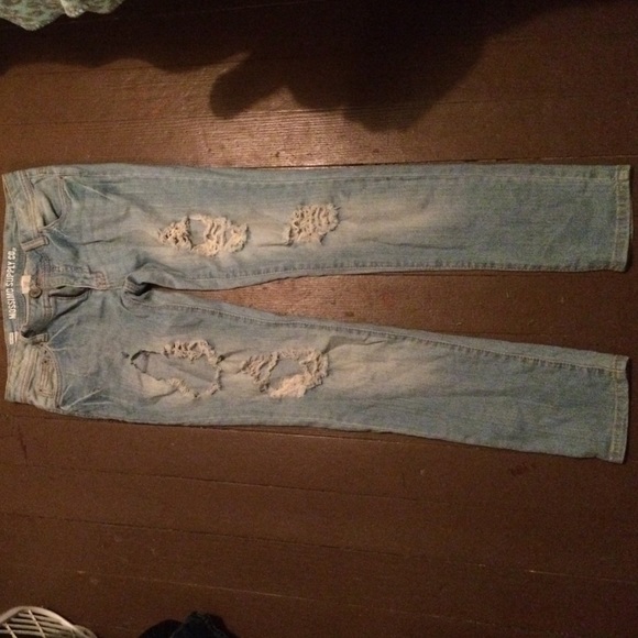 Light wash destroyed jeans