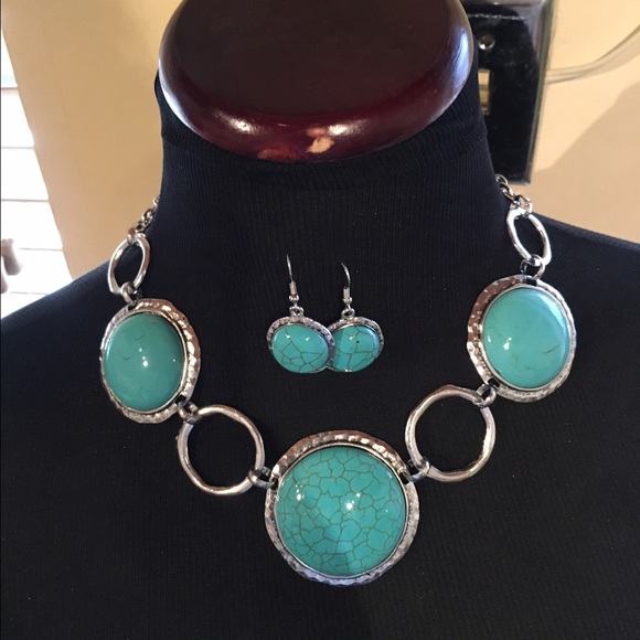 Silver toned turquoise style necklace