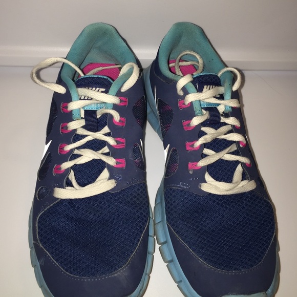 Tennis shoes