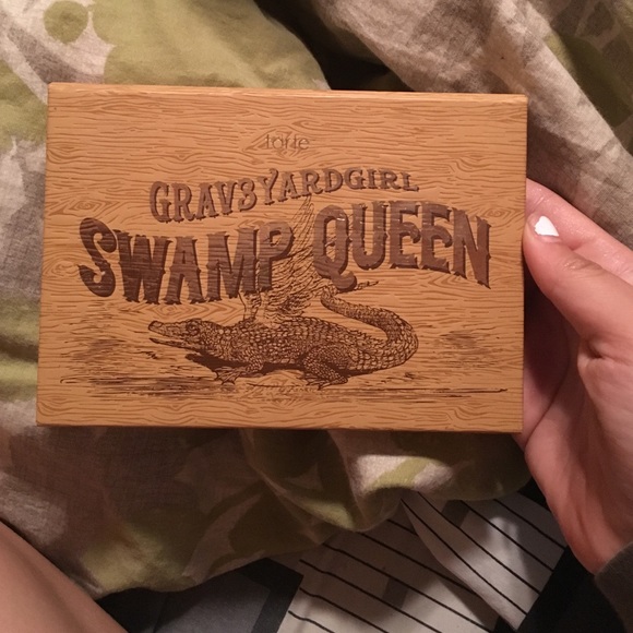 GRAV3YARDGIRL Swamp Queen eye and cheek palette