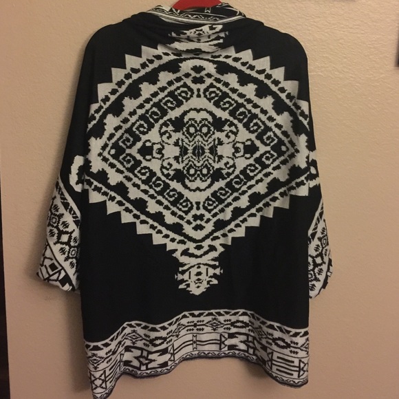 🙅🏽 Donated. Aztec Print Cardigan - Picture 4 of 4