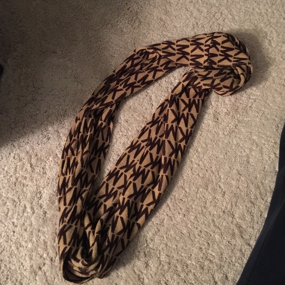 Michael Kors infinity scarf - Picture 1 of 2