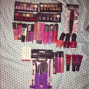 28 piece Makeup Bundle !!