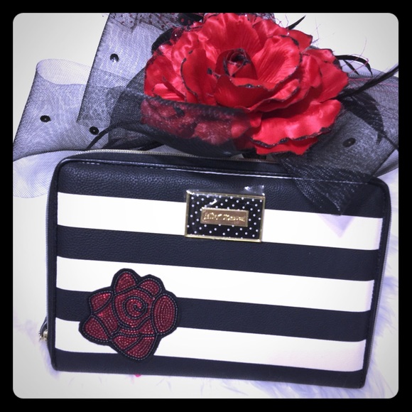 Betsey Johnson Handbags - 🎈SALE BETSEY JOHNSON Large Wristlet pouch
