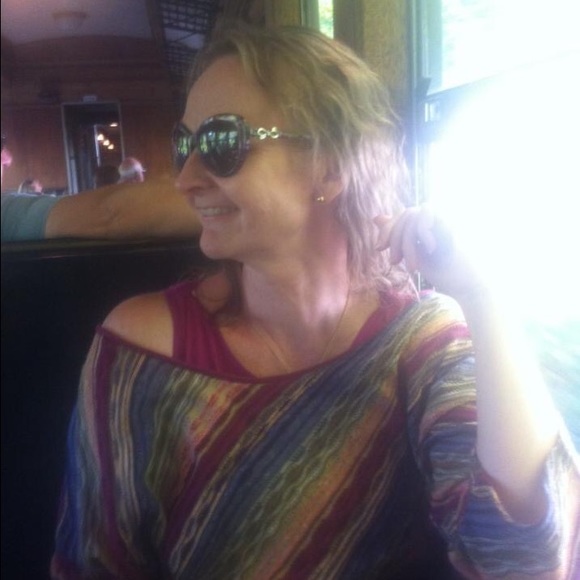 Meet your Posher, Dee - Picture 4 of 4