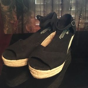 Black wedges