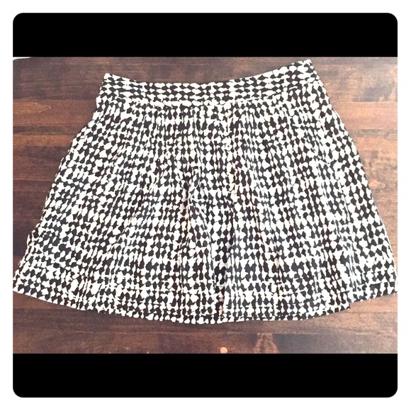 Cute white & black Forever 21 shirt with pockets