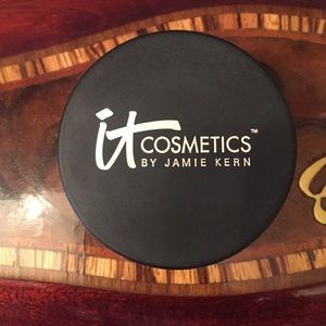 It Cosmetics Bye Bye Pores loose powder