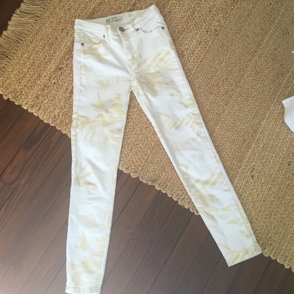 Gorgeous white with pattern free people jeans