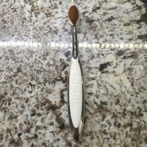 Artis Oval 4 brush