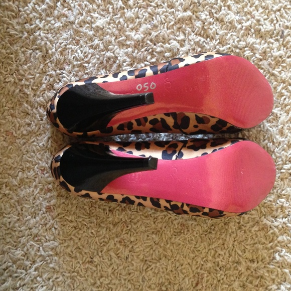 Price Slash: Paris Hilton Animal Hot Pink Pumps - Picture 2 of 4