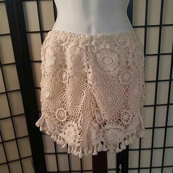 Blu-Pepper cream lace shorts