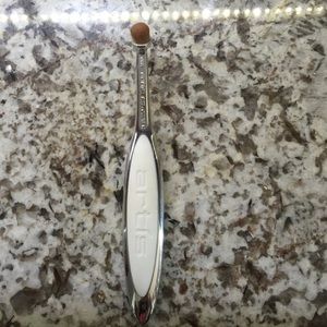 Artis Circle 1r brush