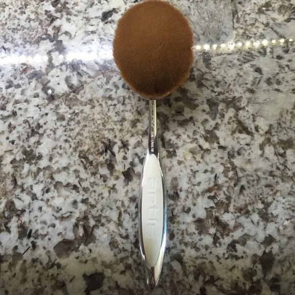 Artis Oval 10 brush