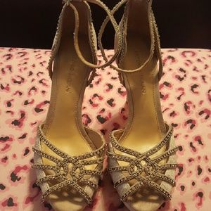 I am selling a pair of Antonio Melani heels.