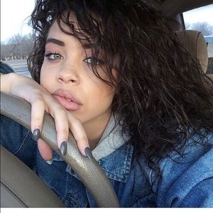 Meet your Posher, Mya