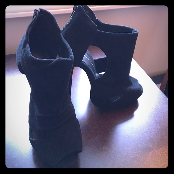Brand new Chinese Laundry Suede pump booties