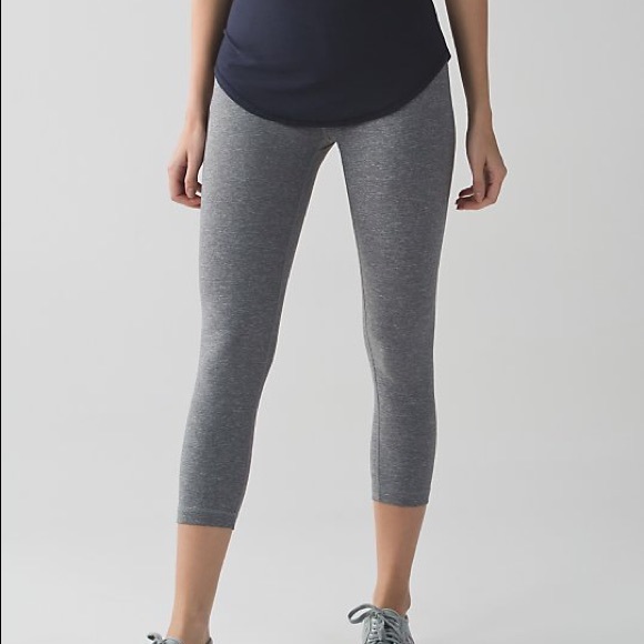 lululemon athletica Pants - lululemon athletica Wunder under crops. Size 6