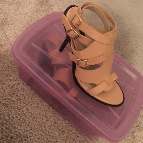 Peach belted heel