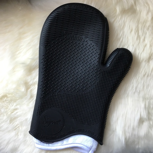 Sigma Spa Brush Cleaning Glove