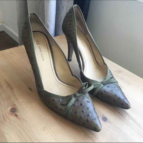 Anne Klien army green ostrich leather pumps