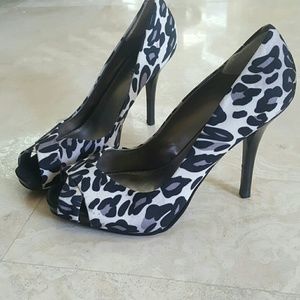 Black and white leopard jeels