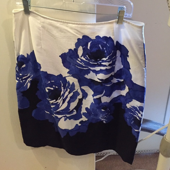 Beautiful pencil skirt. Excellent condition