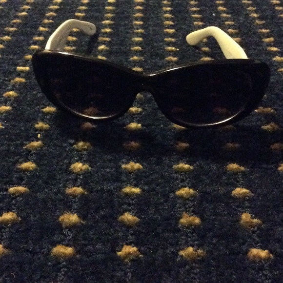Steve Madden bow tie sunnies - Picture 1 of 4