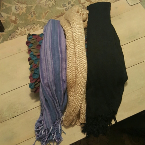 Lot of dressy winter scarves - Picture 1 of 2