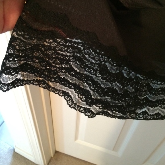 Black lace slip with adjustable straps Vintage and in EUC. - Picture 3 of 5