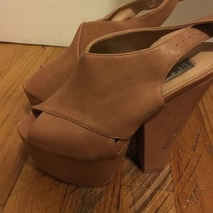 Caramel Steve Madden leather platform heels