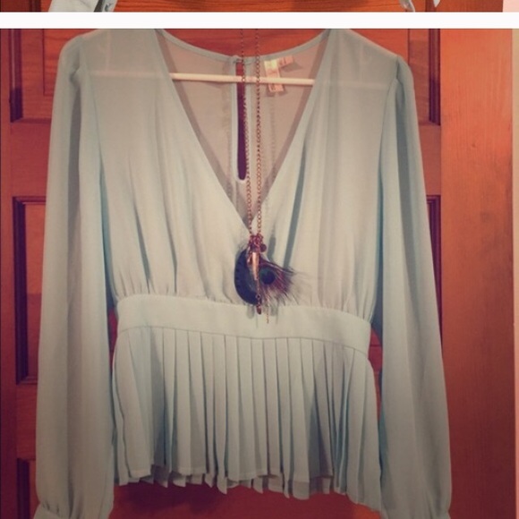 Forever 21 Tops - Gorgeous chiffon peplum top