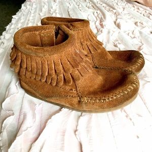 👢👑Minnetonka Fringe Boots Toddler Size 6 🐴