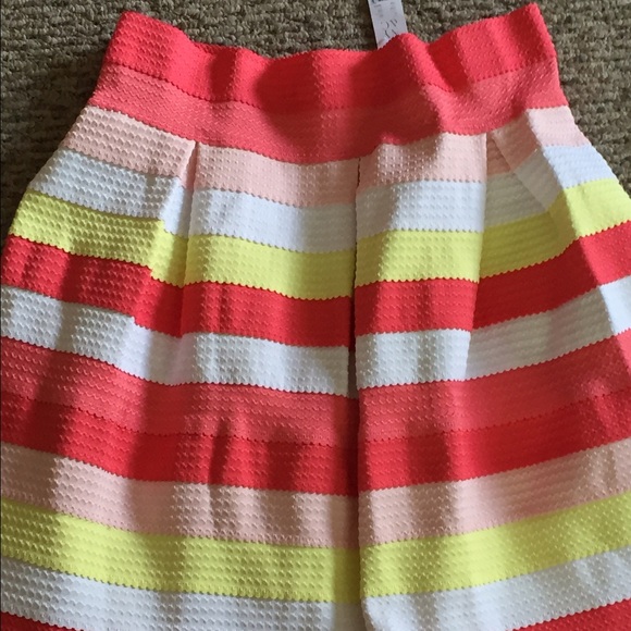 Chic and colorful skirt - Picture 2 of 2